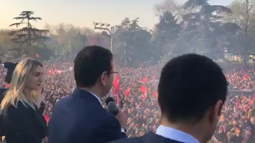 Görevi devraldıktan sonra Ekrem İmamoğlu belediye önünden halka seslendi!