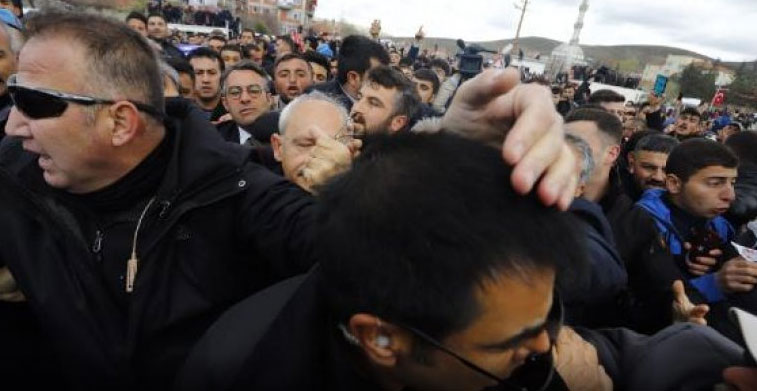 Kemal Kılıçdaroğlu, zırhlı araçla tutulduğu evden çıkarıldı
