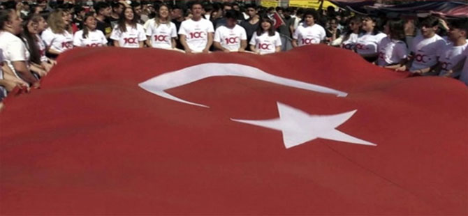 19 Mayıs yürüyüşünde ‘İzmir Marşı’ engeline öğrencilerden tepki