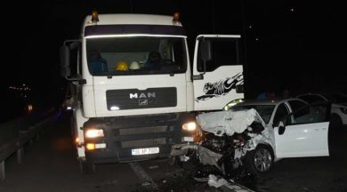 İzmir’de TIR ile çarpışan otomobilin sürücüsü öldü