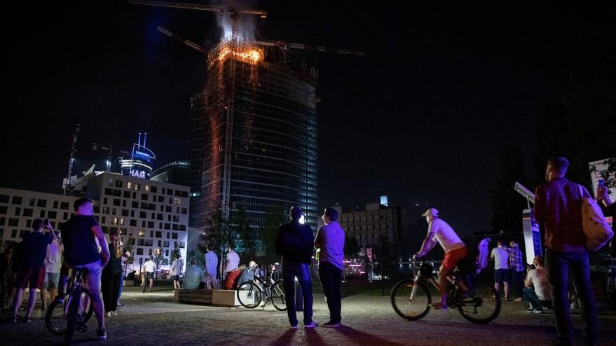 Polonya’da korkutan yangın: Bir anda bütün plazaya yayıldı