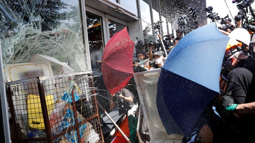 Hong Kong yine karıştı: Göstericiler ile polis çatıştı