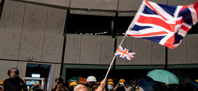 Hong Kong’da İngiliz yanlısı gösteriler: Polis çok sayıda silah ve patlayıcı madde buldu
