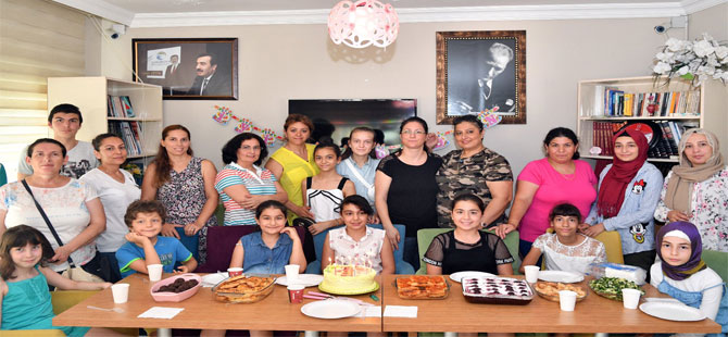 Çukurova Belediyesi ‘Kadın Sohbet Evi’nde doğum günü kutlaması!