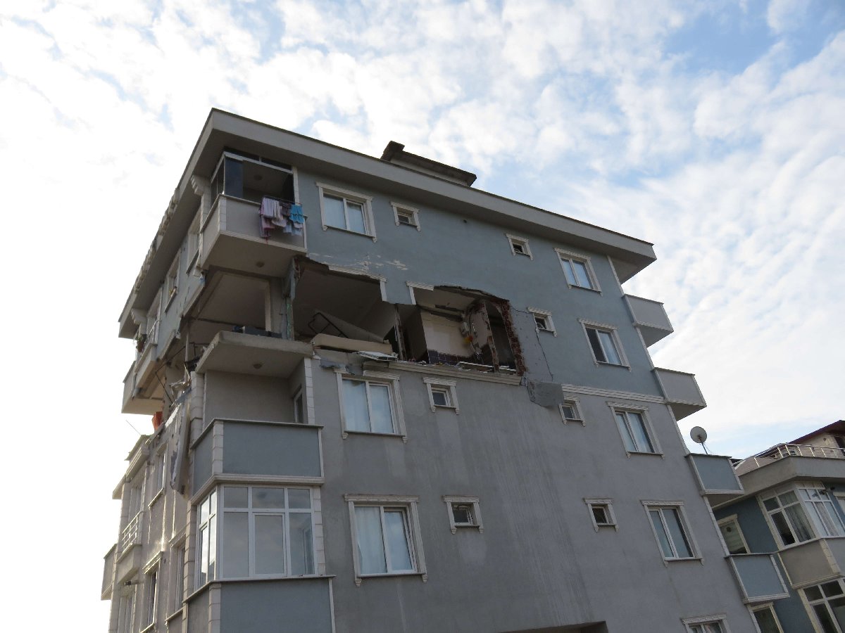 İstanbul’da 6 katlı bir binada patlama meydana geldi