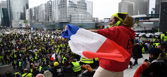 Fransa’da sarı yeleklilerin gösterilerinde 32 kişi gözaltına alındı