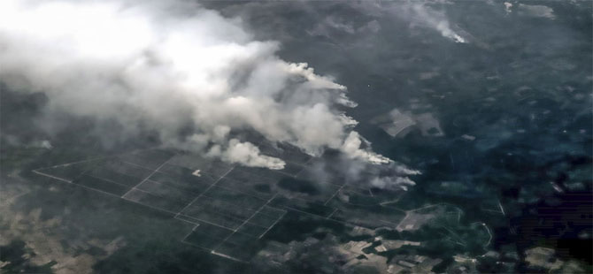 Endonezya’da orman yangınları devam ediyor: Yoğun duman nedeniyle uçak seferleri iptal edildi