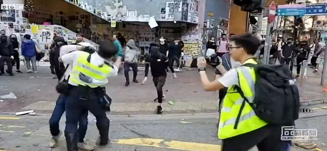 Hong Kong’da canlı yayında gösterici vuruldu