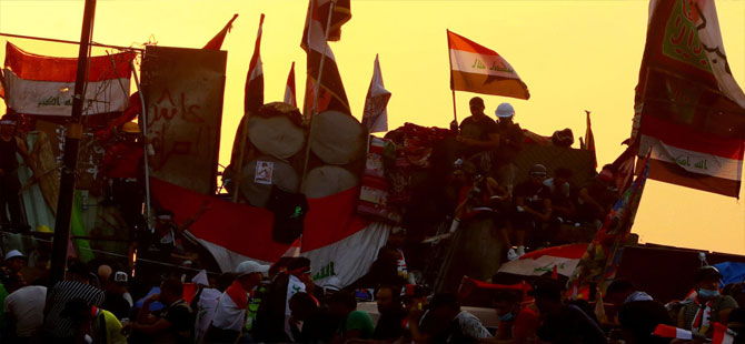 Iraklı göstericiler İran Konsolosluğu binasında Irak bayrağı açtı: Binadan dumanlar yükseliyor