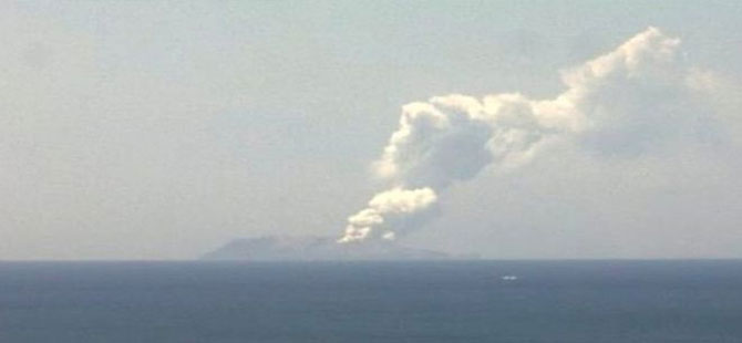 Yeni Zelanda’da yanardağ lav püskürtmeye başladı, çok sayıda kişiden haber alınamıyor