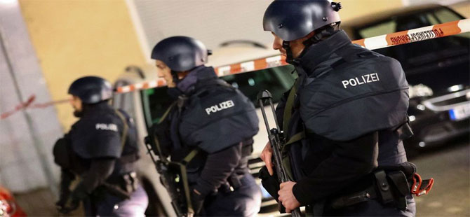 Almanya’nın Hanau kentinde iki kafeye silahlı saldırı: 8 kişi hayatını kaybetti