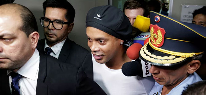 Eski yıldız futbolcu Ronaldinho, Paraguay’da tutuklandı