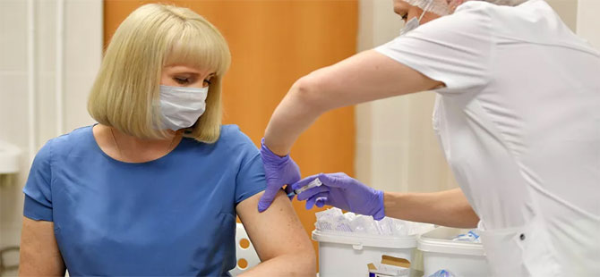 Rusya’nın Covid-19 aşısını olan 20 kişi corona virüsüne yakalandı