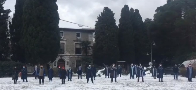 Boğaziçi öğretim üyelerinden dondurucu soğukta rektör protestosu