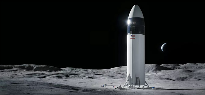 NASA, Ay’a inecek kapsülün inşası için SpaceX’i seçti