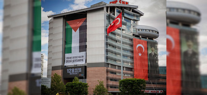 CHP Genel Merkezi’nde dev Filistin bayrağı