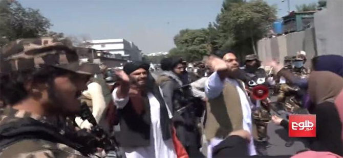 Taliban kadınların protestosunda şiddete başvurdu!