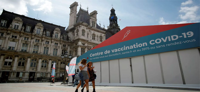 Fransa’da hatırlatma dozu yaptırmayanların sağlık kartları iptal edildi