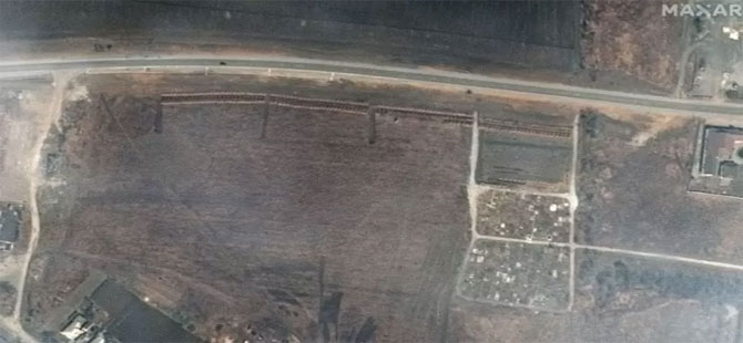Uydu görüntülerine göre Mariupol’de toplu mezarlar kazıldı