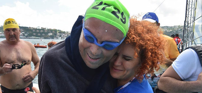 Türkiye’nin ilk engelli belediye başkanı Turan Hançerli, İstanbul Boğazı’nı yüzerek geçti