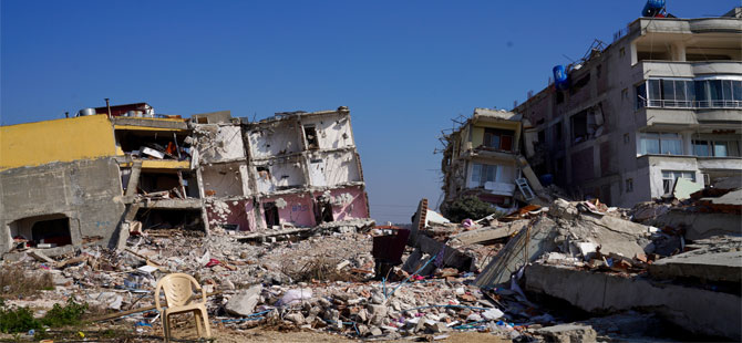Şanlıurfa’da ağır hasarlı 7 katlı bir bina çöktü