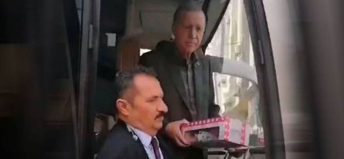 Erdoğan depremzedelere otobüsten oyuncak fırlattı