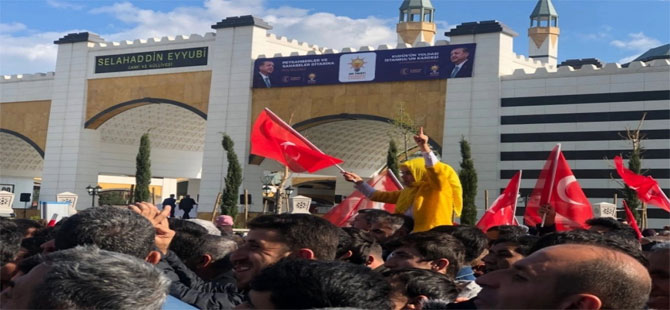 Cami girişine Erdoğan posteri asıldı