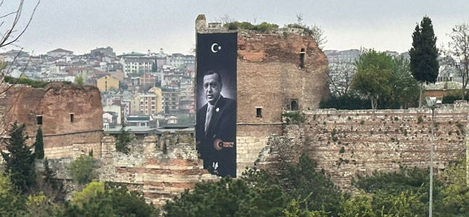 CHP’den tepki: Hazine’ye ait İstanbul surlarında Erdoğan afişi