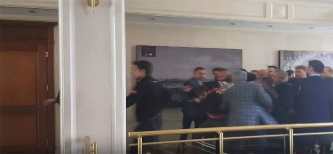 AKP’li meclis üyesi, İBB binasında gazeteciyi darbetti!
