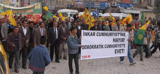 DTP'liler 'İnkâr Cumhuriyet'e Hayır' yürüyüşü yaptılar