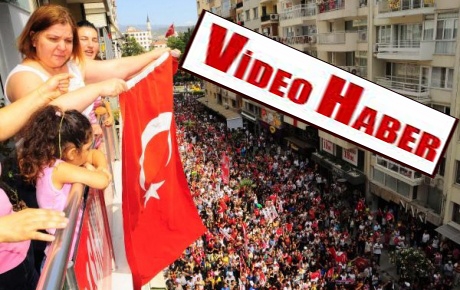 İzmir'de 30 bin kişi sokaklarda