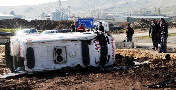 Şanlıurfa'da ambulans devrildi: 2 Yaralı