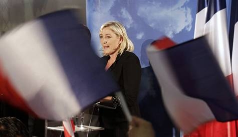 Le Pen merkez sağa diz çöktürdü