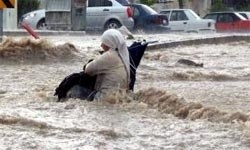 İzmir'i dolu ve yağmur vurdu