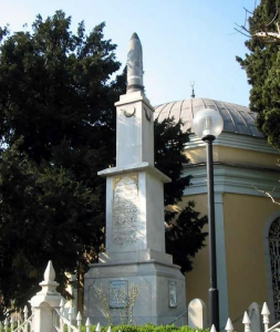 Kitabesinde Osmalı'yı eleştiren şehitlik anıtı kaldırıldı