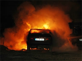 AKP'li başkanın aracı yakıldı!