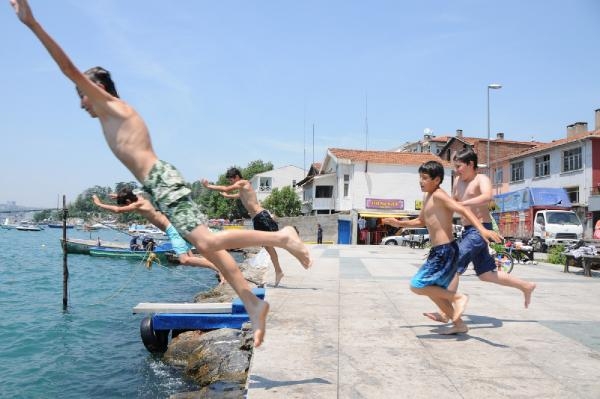 Çin malı mayo ile Boğaz'da beyaz donla denize atlama modası sona erdi!