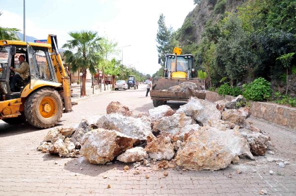 Ölüdeniz'de 15 tonluk kaya parçası yola düştü