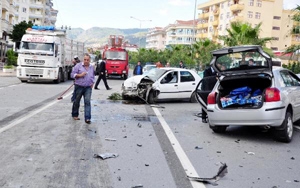 Alanya'da 2 otomobil çarpıştı:3 yaralı