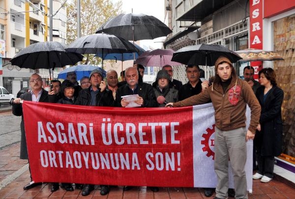 Yağmur altında Asgari ücret protestosu