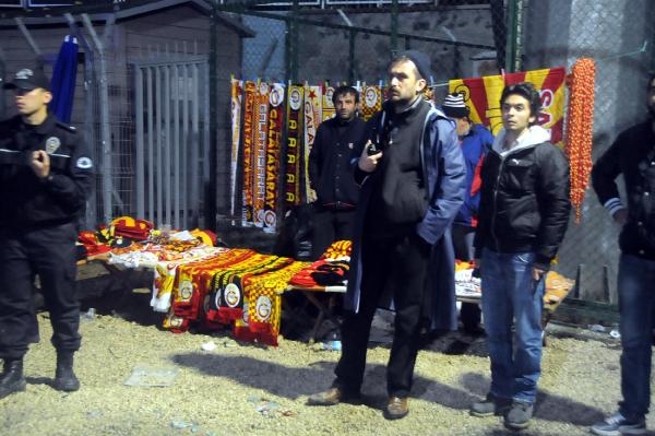 Galatasaray üniforması satan işportacı dayak yedi