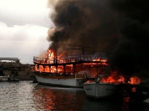 Onarım sırasında çıkan yangın tekneleri kül etti