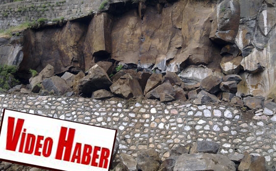 Bitlis'te dev kayalar yola düştü