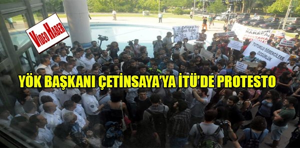 YÖK Başkanı Gökhan Çetinsaya, İTÜ Maslak Yerleşkesi'nde katıldığı program sırasında dışarıda toplanan bir grup öğrenci tarafından protesto edildi.
