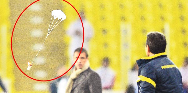 Fenerbahçe- Lazio maçında yine paraşüt görüldü