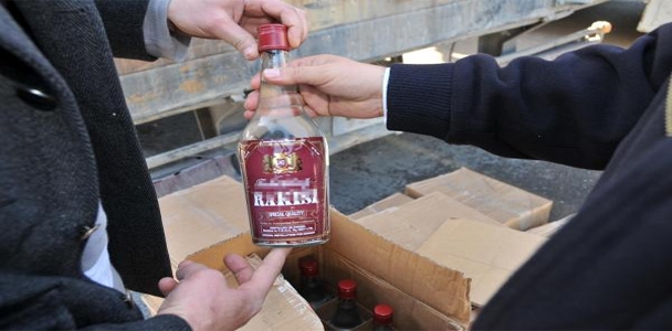 Adana'da 2 bin 400 şişe sahte rakı ele geçirildi