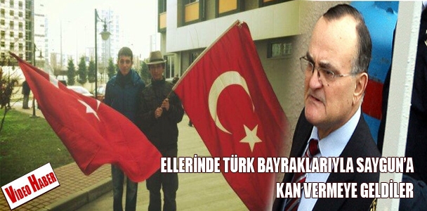 Ellerinde Türk bayraklarıyla Saygun'a kan vermeye geldiler