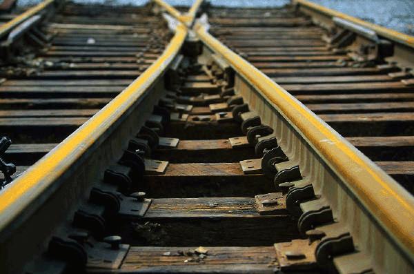 Tren rayına taştan barikat kurdular, 60 yolcu ölümden döndü